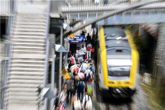 Am Bodensee: Bahnreisende steigen am Bahnhof Überlingen in einen Regionalzug, der gerade eingefahren ist. Foto: Felix Kästle/dpa