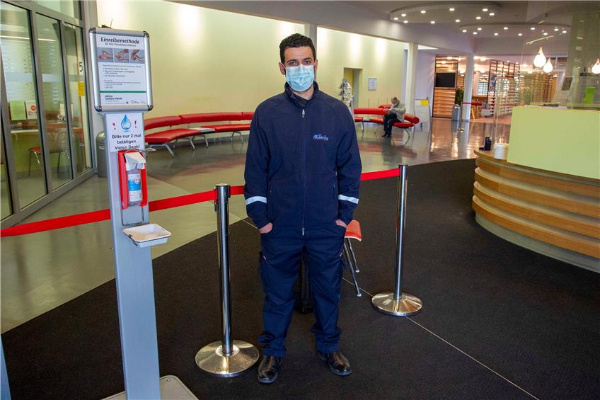 Am Eingang zum Tübinger Klinikum wachen neuerdings Security-Leute: Ohne Desinfektion kommt niemand mehr rein. Bild: Klaus Franke