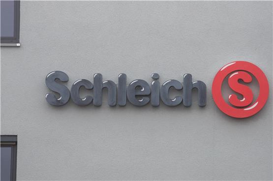 Am Firmensitz von Schleich in Herlikofen befindet sich der Fimenschriftzug mit dem Logo. Foto: Stefan Puchner/dpa/Archivbild