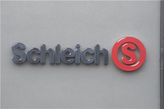 Am Firmensitz von Schleich in Herlikofen befindet sich der Fimenschriftzug mit dem Logo. Foto: Stefan Puchner/dpa