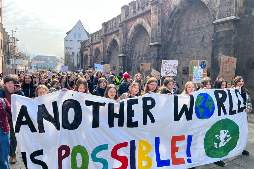 Am Freitag zogen Tausende Menschen durch Tübingen: Sie waren dem Aufruf von Fridays for Future anlässlich des Klimastreiks gefolgt, Auf Schildern und Plakaten und in lautstarken Parolen forderten sie einen entschiedeneren Einsatz gegen die Klima-Katastrophe. Bilder: Tobias Hauser
