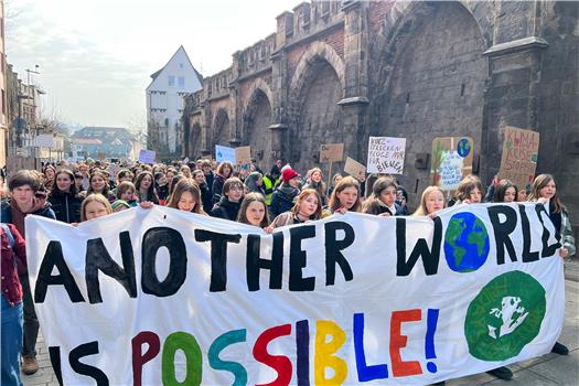 Am Freitag zogen Tausende Menschen durch Tübingen: Sie waren dem Aufruf von Fridays for Future anlässlich des Klimastreiks gefolgt, Auf Schildern und Plakaten und in lautstarken Parolen forderten sie einen entschiedeneren Einsatz gegen die Klima-Katastrophe. Bild: Tobias Hauser