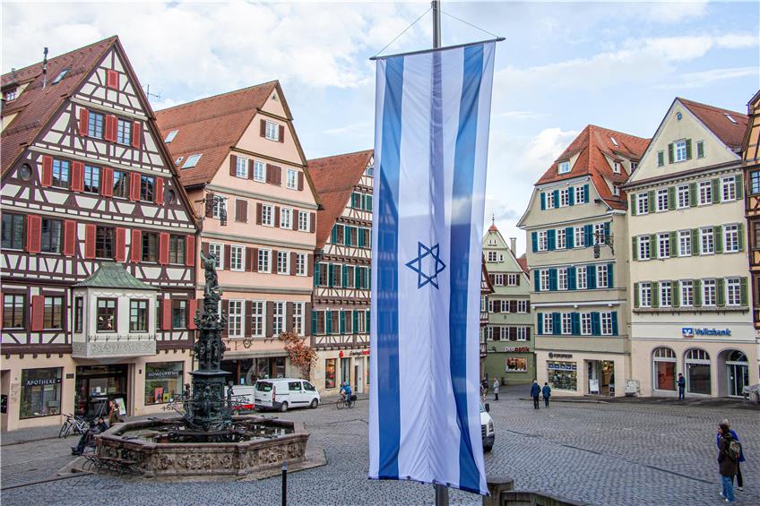 Am Freitagmittag hing sie noch, bald soll sie wieder hängen: die Israel-Flagge vor dem Rathaus. Bild: Ronja Engels