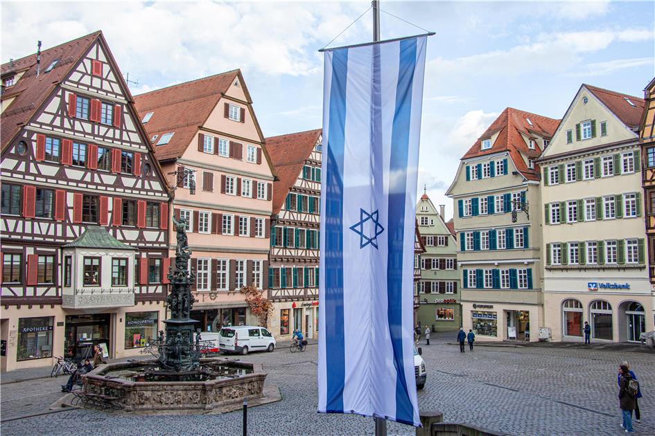 Veillée pour le drapeau israélien devant la mairie de Tübingen