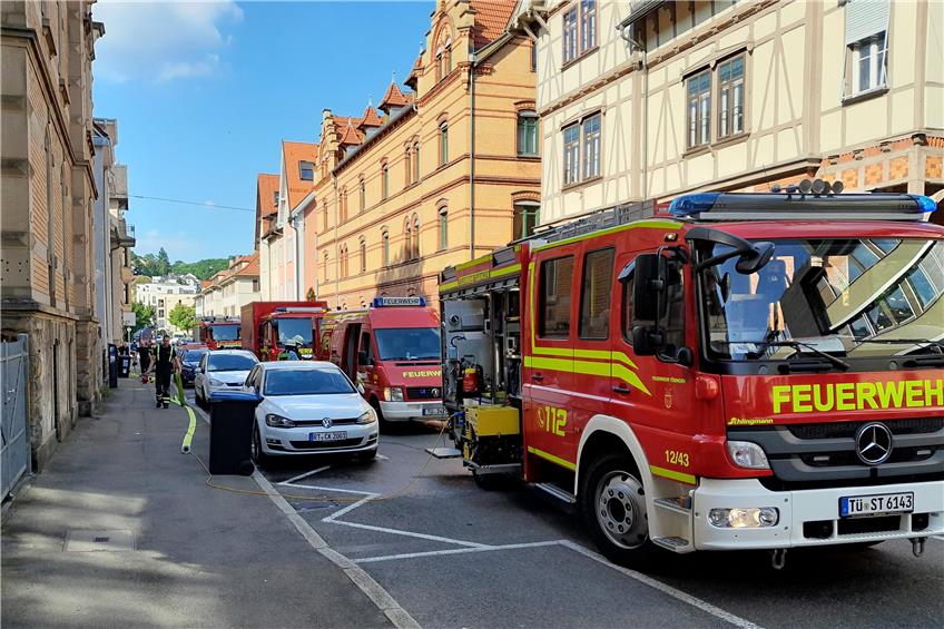 Am Freitagnachmittag rückte die Feuerwehr in die Tübinger Hölderlinstraße aus. Bild: Feuerwehr Tübingen