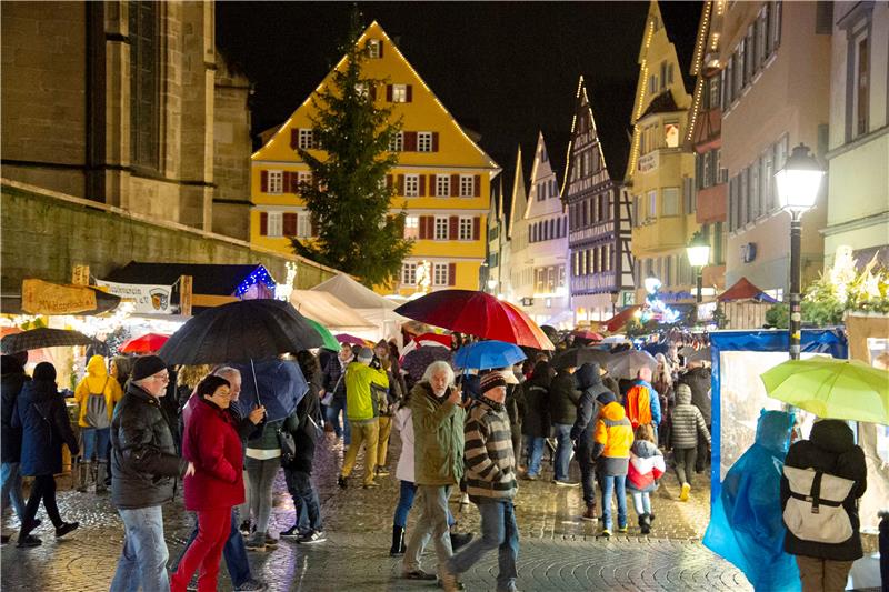 Am Holzmarkt war zwar was los, doch es ging nur was mit Regenschirm. Bild: Klaus...