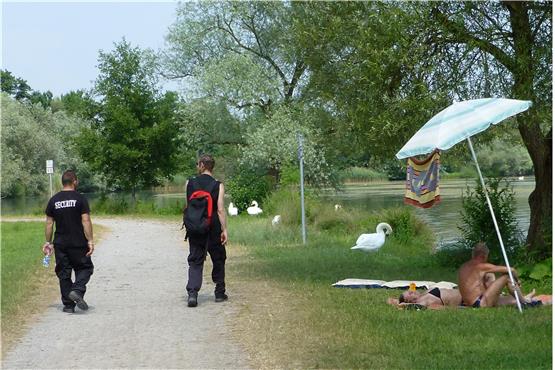 Am Kirchentellinsfurter Baggersee patrouillieren Security-Mitarbeiter am Seeufer, während sich mancher um das Hundeverbot wenig schert.Bilder: Grohe