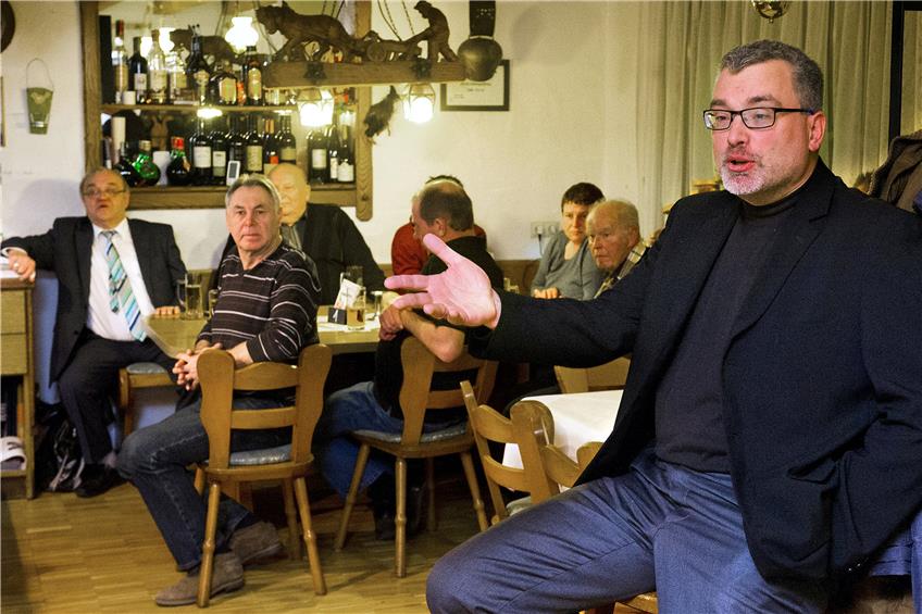Am Mittwoch warb Heiko Kübler im „Café Biesinger“ um die Gunst der Wähler und Wählerinnen. Hirrlingen könne für ihn „eine Lebensaufgabe“ werden.  Bild: Franke