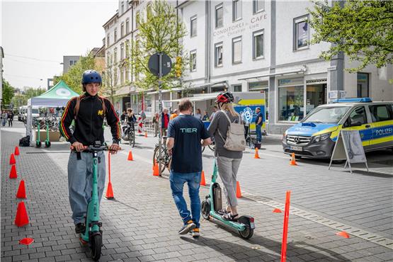 Am Montag in der Karlstraße: Wer wollte, konnte mit E-Scootern durch einen Parcours fahren.Bild: Carolin Albers