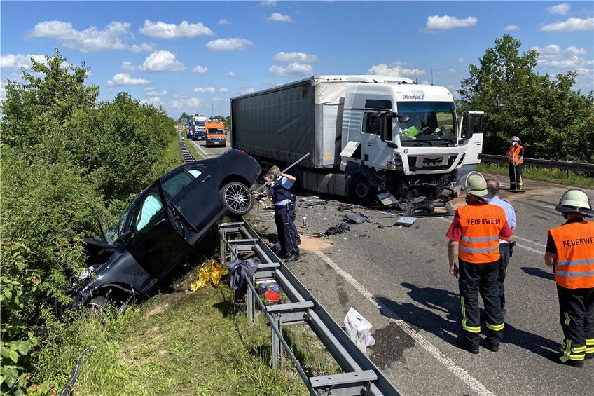 Am Montag kam es gegen 15 Uhr auf der B28 bei Ergenzingen zu einem schweren Unfall. Bild: Süddeutsche Mediengesellschaft / Schulz