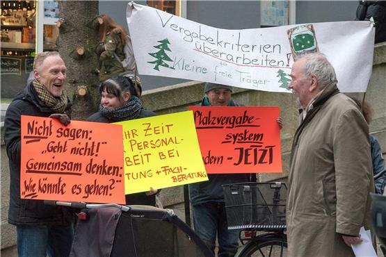 Am Montagabend zeigten Eltern vor dem Rathaus ihre Haltung – rechts FDP-Stadtrat Dietmar Schöning. Bild: Ulrich Metz