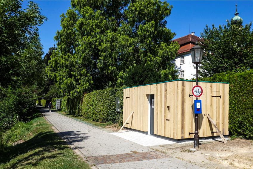 Am Neckar vor dem Priesterseminar steht die neue (provisorische) öffentliche Toilette Rottenburgs. Bild: Gert Fleischer