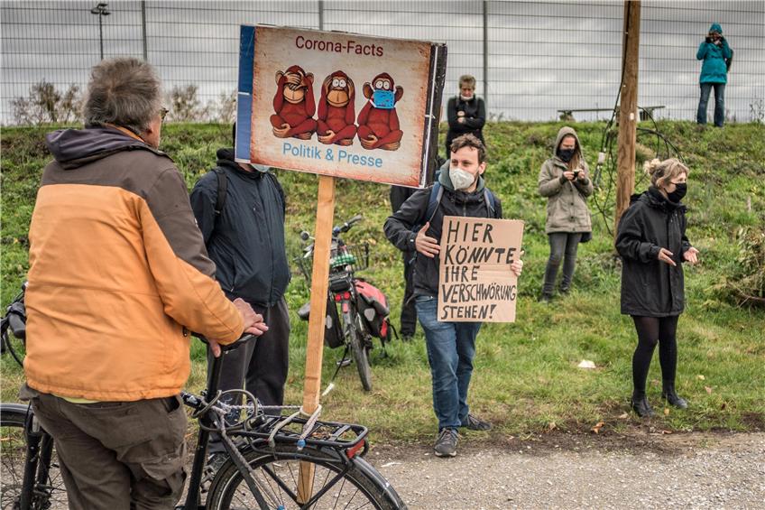 Am Rande der Demonstration gab es eine kleine Gruppe von Gegendemonstranten – sie trugen Mund-Nasen-Schutz. Bild: Ulrich Metz
