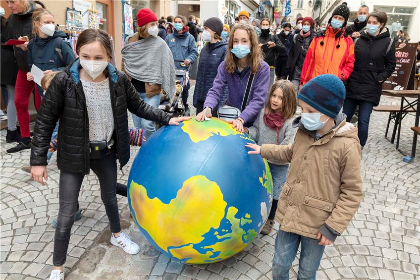 Am Samstag demonstrierten mehrere hundert Menschen in der Innenstadt für Klimagerechtigkeit und einen Kampf gegen den Klimawandel. Bild: Klaus Franke