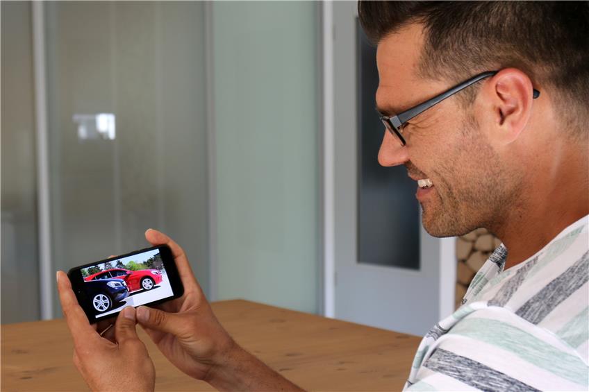 Am Smartphone Autofahren üben: Michael Mesick entwickelte eine App mit erklärenden Videos für Fahrschüler. Bild: Bernhard