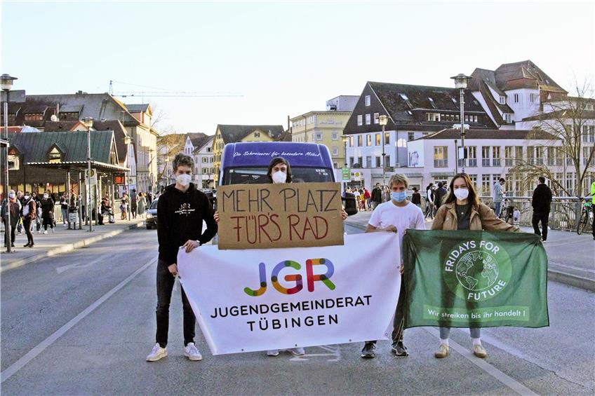 Am Sonntag machten die Jugendgemeinderäte und FFF-Mitglieder Jonathan Vogel, Jannik Maisch, Danil Droxner, Franca Leutloff (von links) auf der Neckarbrücke mit einem Plakat auf ihr Anliegen aufmerksam. Privatbild