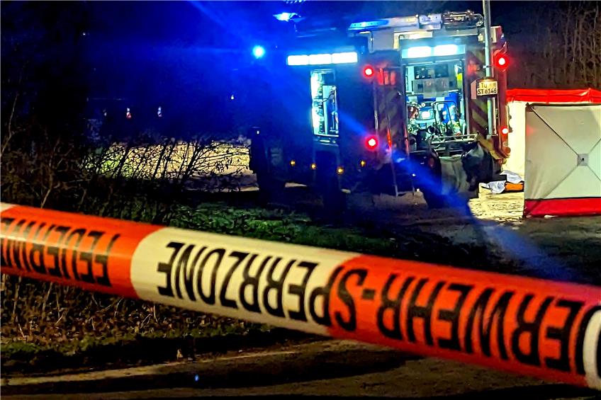 Am Sonntagabend bargen Taucher der Feuerwehr beim Tübinger Freibad die Leiche einer Frau aus dem Neckar. Bild: Hans-Jörg Schweizer