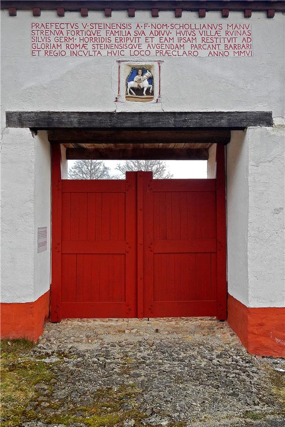 Am Zugang zur Villa Rustica in Hechingen-Stein ist die Arbeit von Gerd Schollian und seiner Familie gewürdigt, standesgemäß in Latein.  Bild: Beisswenger