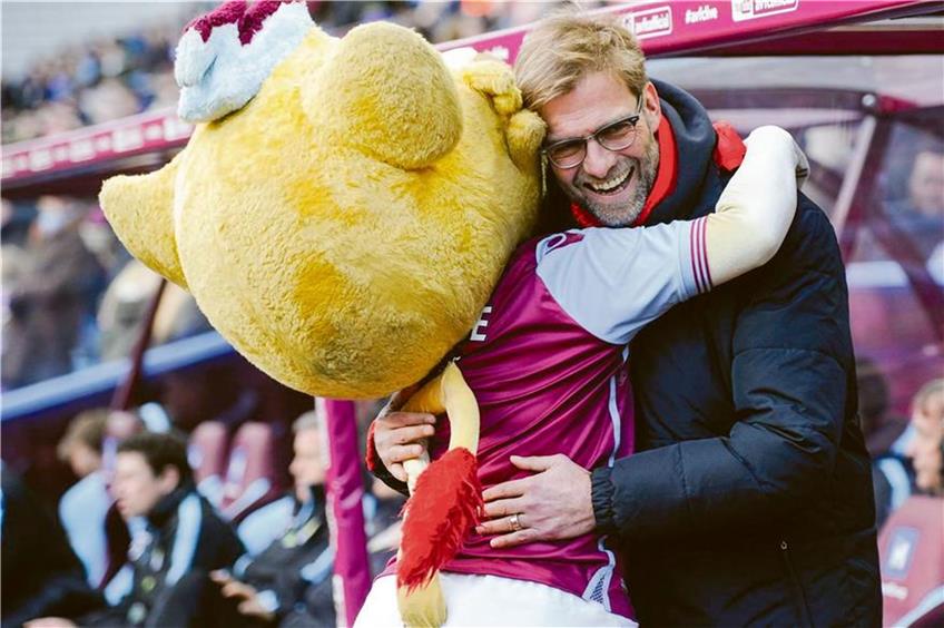 Am vergangenen Sonntag vor dem 6:0-Triumph bei Aston Villa: Jürgen Klopp herzte das Maskottchen der Gastgeber. Foto: Actionpress