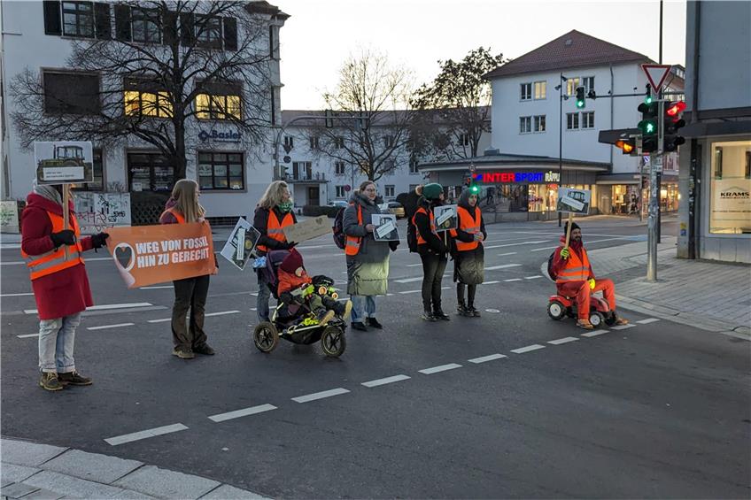 Ampeldrücken statt Festkleben: In Grünphasen stellen sich Aktivisten der „Letzten Generation“ mit Spielzeug-Traktoren auf die Straße, um für mehr Klimaschutz zu werben. Bild: Eike Freese