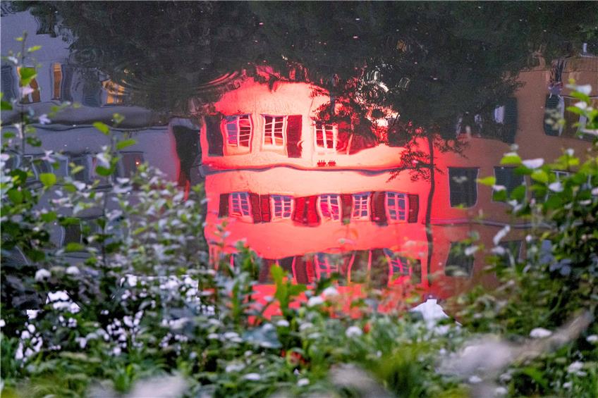 Ampeln auf Rot: Das Tübinger Zimmertheater in der Bursagasse, das sich hier im Neckar spiegelt, hat vorerst geschlossen. Archivbild: Klaus Franke