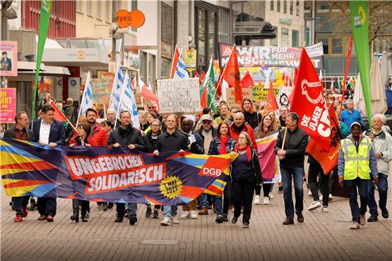 An den knapp 40 DGB-Maikundgebungen im vergangenen Jahr nahmen um die 20.000 Demonstranten teil. In Ulm zogen mehrere hundert Menschen durch die Straßen.
