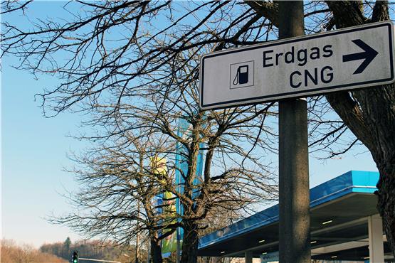 An den zwei von den Tübinger Stadtwerken betriebenen Erdgas (CNG)-Zapfsäulen an der Tankstelle Reutlinger Straße kann seit 1. Januar „virtuell“ klimaschonendes Biomethan getankt werden. Bild: SWT