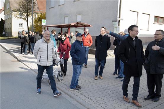 An der Dorfstraße zeigten die Schwalldorfer Probleme, die durchs Parken entstehen. Bei der Bushaltestelle wollen sie einen Zebrastreifen. Bild: Klaus Stifel