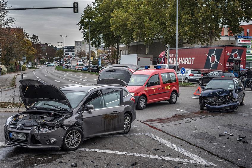 An der Kreuzung beim Tübinger Kaufland fuhren zwei Autos frontal ineinander. Bild: Ulrich Metz