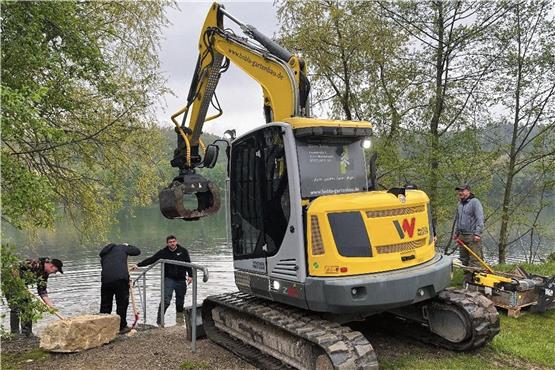 An der Rampe mit Handlauf bauten die Angler 10 Tonnen Flusskies und Steine ein, die in Zukunft Ausschwemmungen und Unterspülungen verhindern sollen. Bild: Fischereiverein Reutlingen
