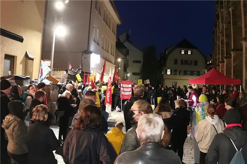 An der Reutlinger Marienkirche versammelten sich am Freitagabend etwa 200 Menschen, um gegen eine Veranstaltung der Partei „Alternative für Deutschland“ zu demonstrieren. Bild: Thomas de Marco