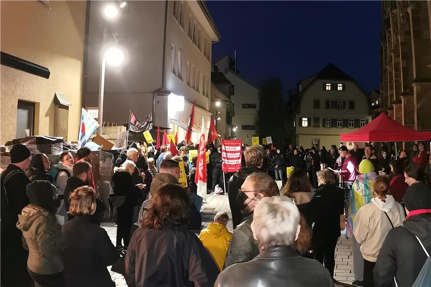 An der Reutlinger Marienkirche versammelten sich am Freitagabend etwa 200 Menschen, um gegen eine Veranstaltung der Partei Alternative für Deutschland zu demonstrieren. Bild: Thomas de Marco