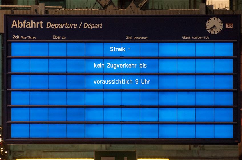 An diese Anzeigetafel könnten sich Bahnreisende im Sommer gewöhnen müssen. Foto: Boris Roessler/dpa Foto: Boris Roessler/dpa