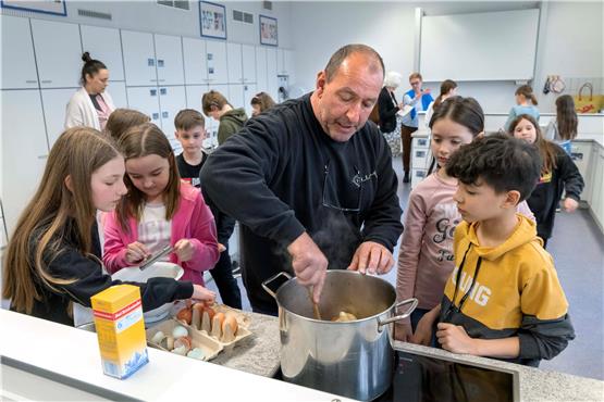 An diesem Tag kochte Edwin Kessler mit Schülerinnen und Schülern der Gottlieb-Rühle-Schule Griesklößchensuppe. Bild: Klaus Frank