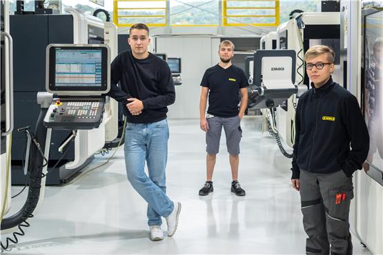 An diesen Maschinen werden die Industriemechaniker später arbeiten (v.l.): Tom Schmid, Florian Baumert und Arabella Weiß. Bild: Carolin Albers
