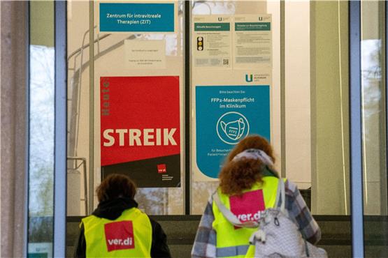 An einer Eingangstür zur Uniklinik weist ein Plakat auf einen Streik hin. Foto: Stefan Puchner/Deutsche Presse-Agentur GmbH/dpa/Archivbild
