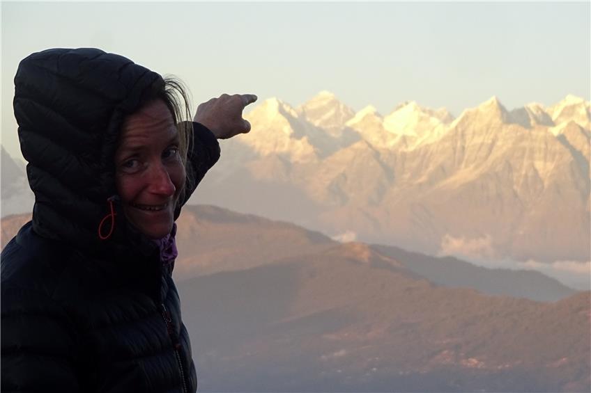 Andrea Berner zeigt auf die Himalaya-Kette. Privatbild