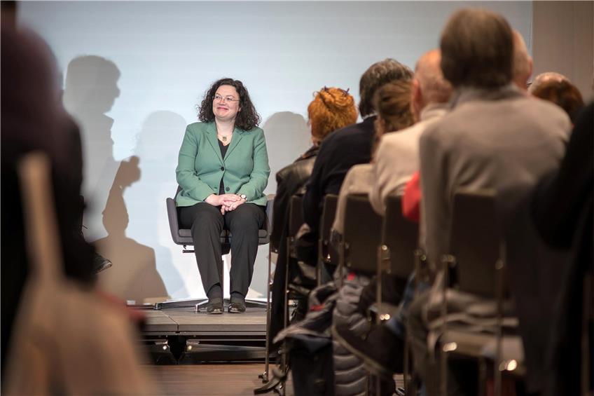Andrea Nahles, SPD, Chairwoman of the Federal Employment Agency, is greeted by SPD member of the Bundestag Martin Rosemann, whose shadow can be seen on the left.  Image: Ulrich Metz