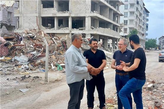 Andreas Gammel (zweiter von rechts) mit Mitarbeitern seiner Organisation im südtürkischen Gaziantep, das schwer vom Erdbeben vor drei Monaten getroffen wurde. Privatbild