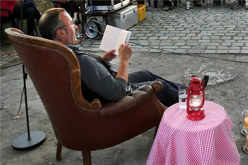 Andreas Marx liest bei den Gutenachtgeschichten 2015 vor der Burse. Bild: Erich Sommer