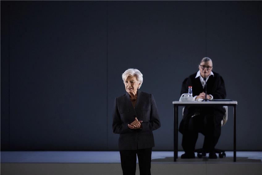 Angela Merkel (Nicole Heesters, links) muss ihre Klimapolitik vor Richterin Hannah Klein (Anke Schubert) rechtfertigen. Foto: Julian Baumann/Schauspiel Stuttgart