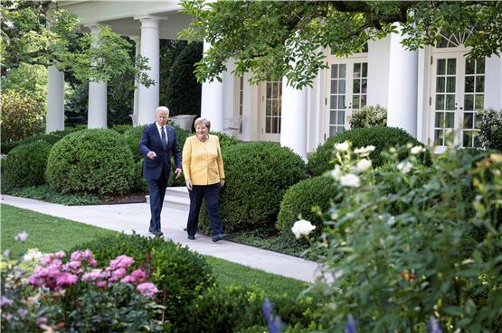 Angela Merkel und Joe Biden auf dem Weg zur Pressekonferenz im Weißen Haus. Foto: Guido Bergmann/Bundesregierung/dpa