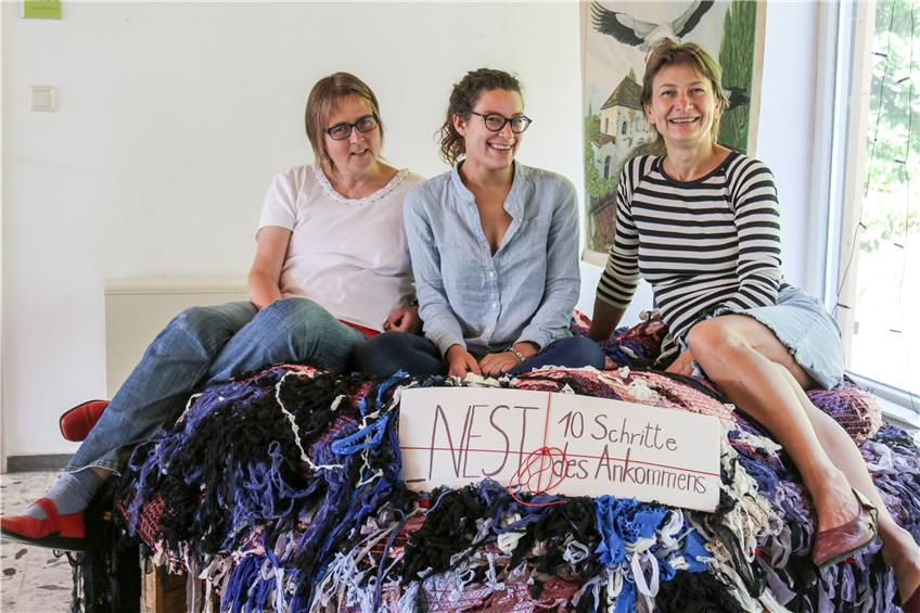 Angelika Maier, Pauline Menghini und Monika Golla (von links) begleiten die Kunst von vier syrischen Flüchtlingen. Bild: Bernhard