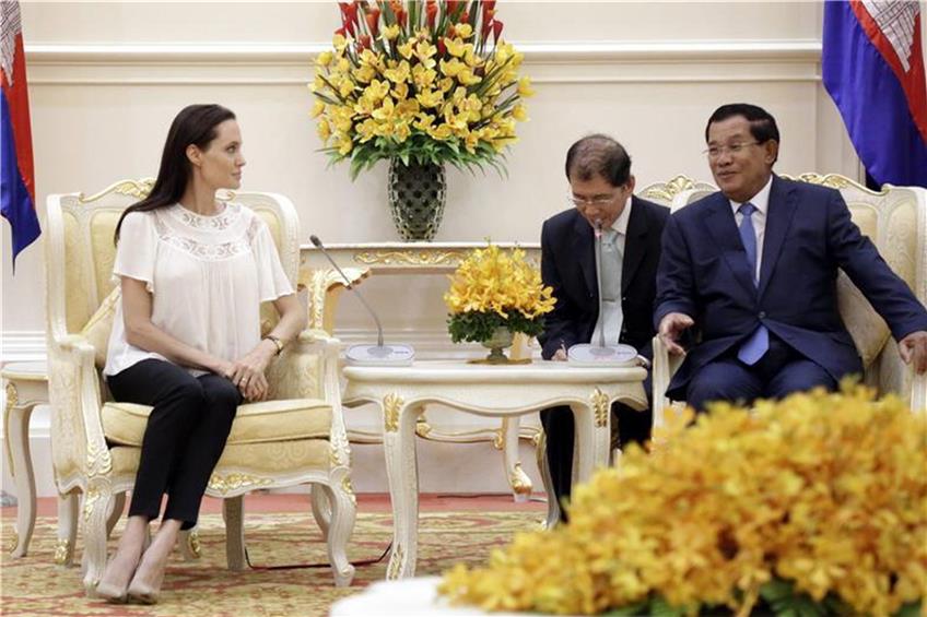 Angelina Jolie (links) traf bei ihrem jüngsten Besuch in Kambodscha auch den dortigen Premierminister Hun Sen (rechts). Foto: dpa