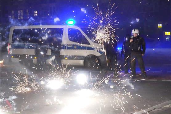Angriff auf Polizisten in der Silvesternacht 2022/23: Gewalttaten gegen Einsatzkräfte nehmen zu. Foto: Julius-Christian Schreiner