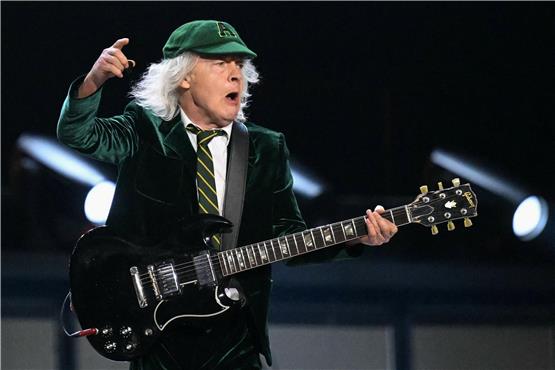 Angus Young von AC/DC. (Photo by INA FASSBENDER / AFP) INA FASSBENDER