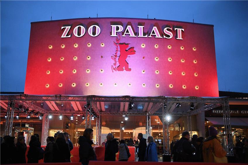 Ankunft im Kino Zoo Palast: Hier läuft der Film des umstrittenen Regisseurs Kim Ki-duk. Foto: Britta Pedersen/dpa