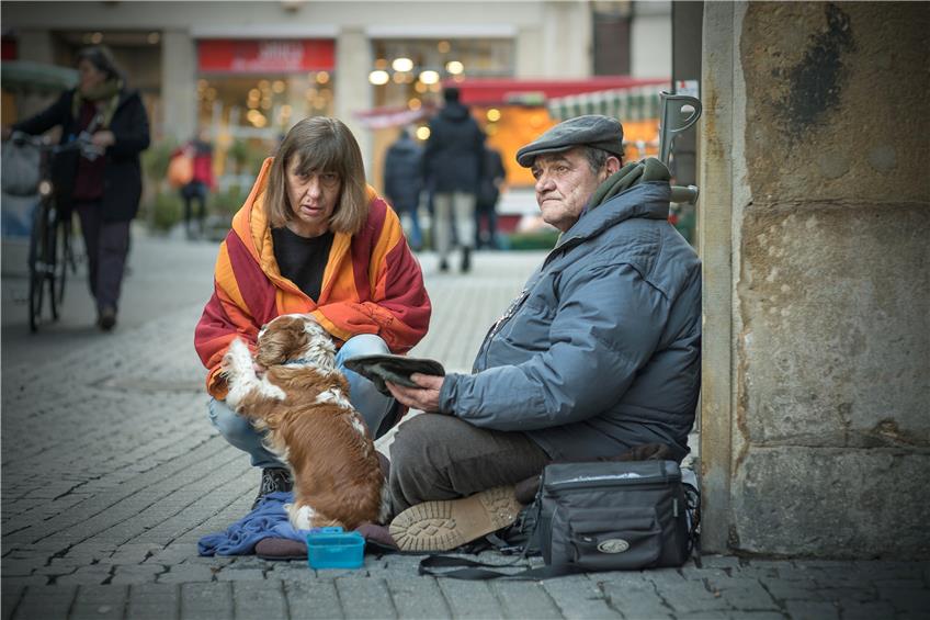 Anna-Maria Bizer kümmert sich um den Obdachlosen František Balász. Sein neuer Hund Fotoš hat sie schon ins Herz geschlossen. Bild: Metz