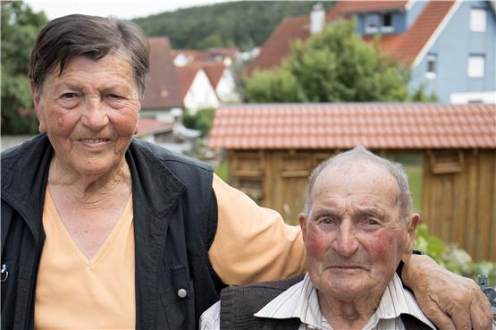 Anna und Adolf Fahrner stammen beide aus Oberndorf. Sie heirateten am 15. Juli 1956 und feiern heute ihre Eiserne Hochzeit im engsten Familienkreis. Bild: Klaus Stifel