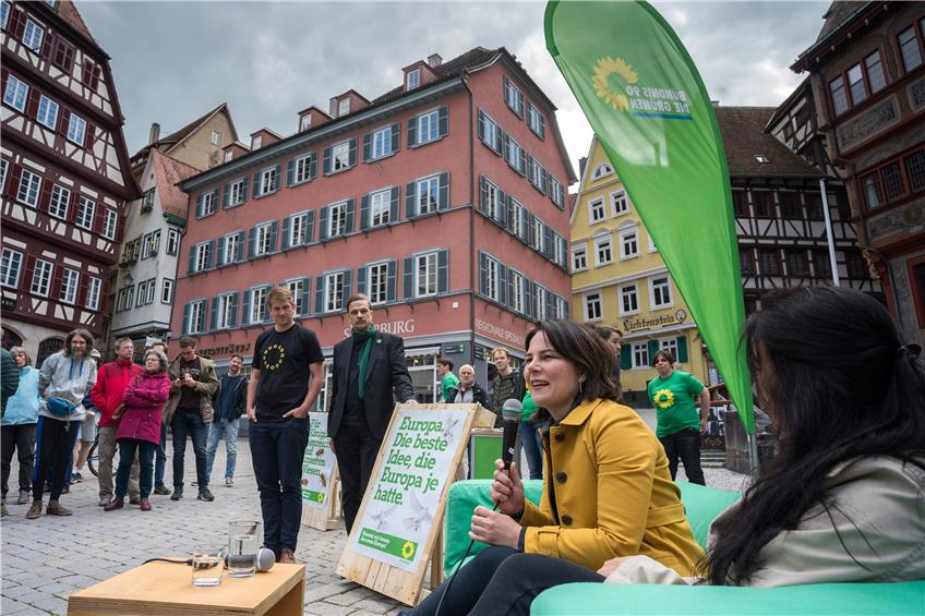 Annalena Baerbock nahm im Mai 2019 Platz auf dem „grünen Sofa auf dem Tübinger Marktplatz. Archivbild: Ulrich Metz